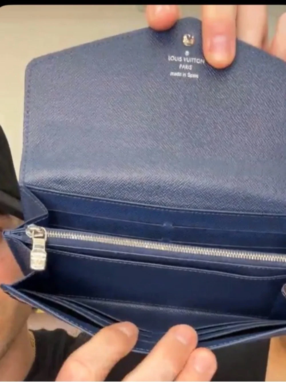 Louis Vuitton Epi Sarah Wallet Navy💙 with box dust bag, NIB‎